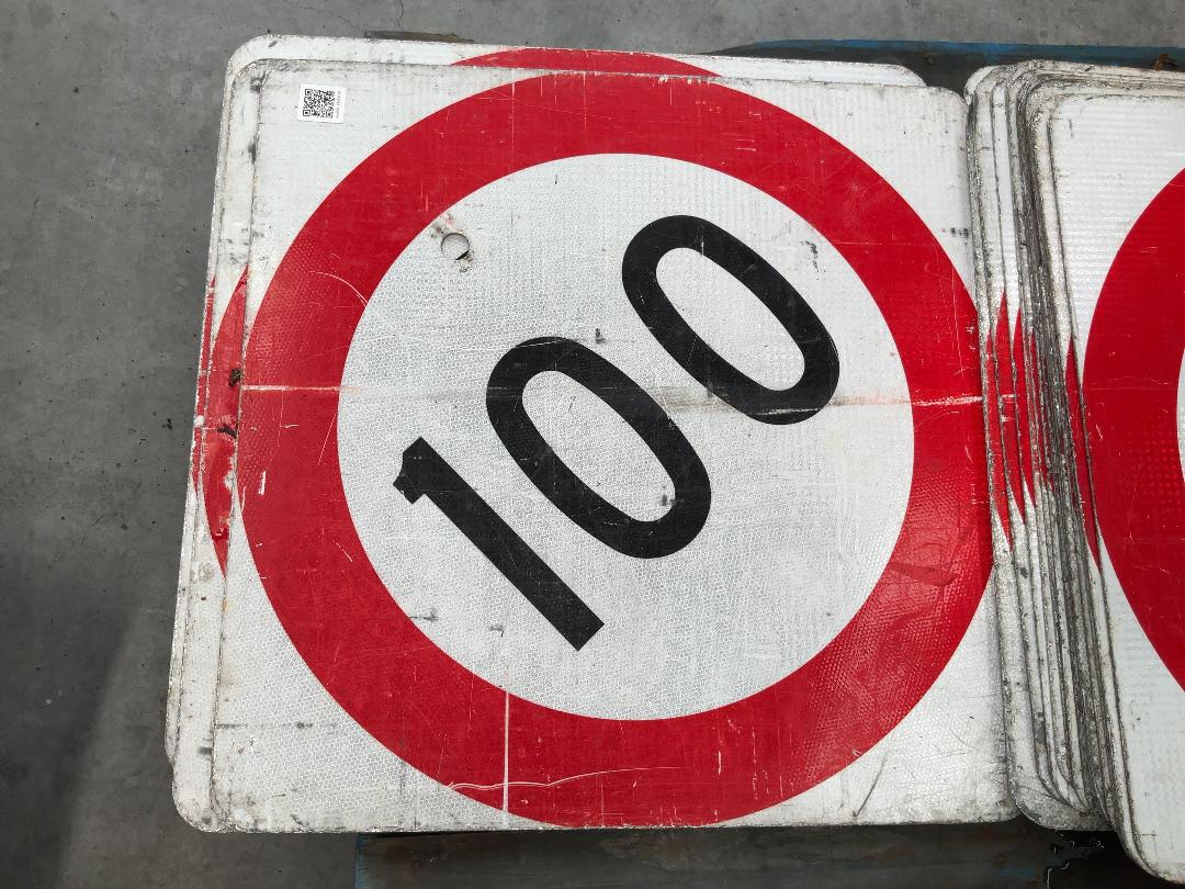Photo '2' of 5 x Temporary Traffic Signs "100"
