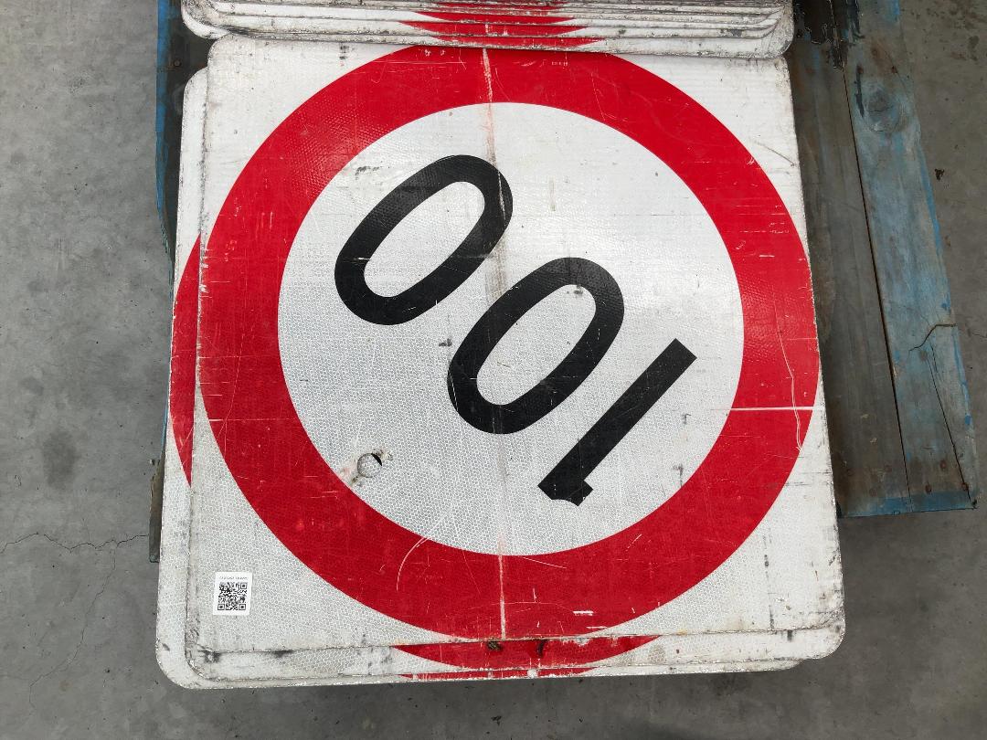 Photo '4' of 5 x Temporary Traffic Signs "100"