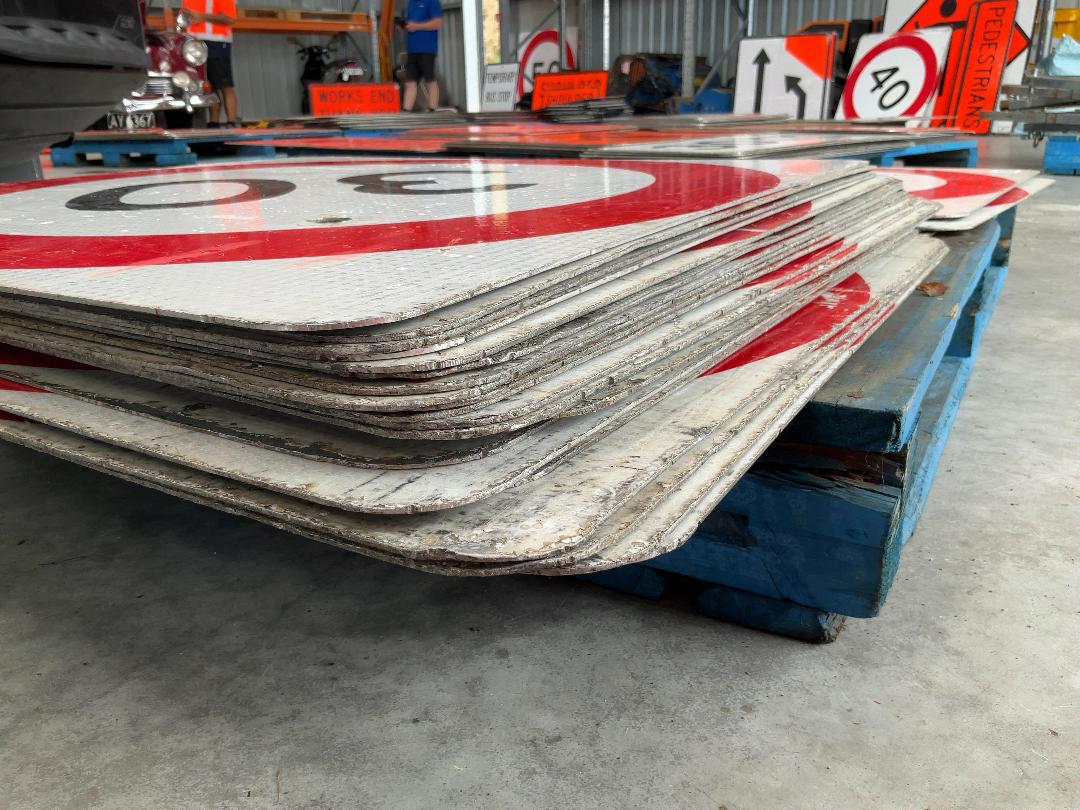 Photo '2' of 24 x Temporary Traffic Signs "30"