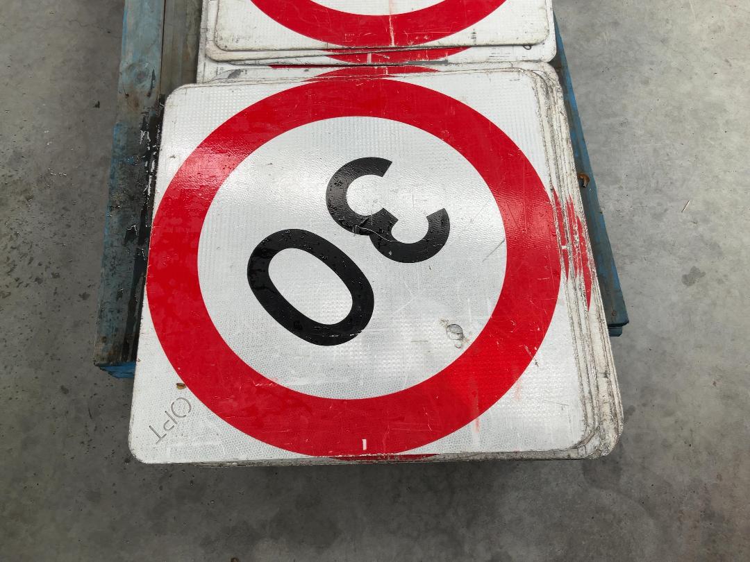 Photo '3' of 24 x Temporary Traffic Signs "30"
