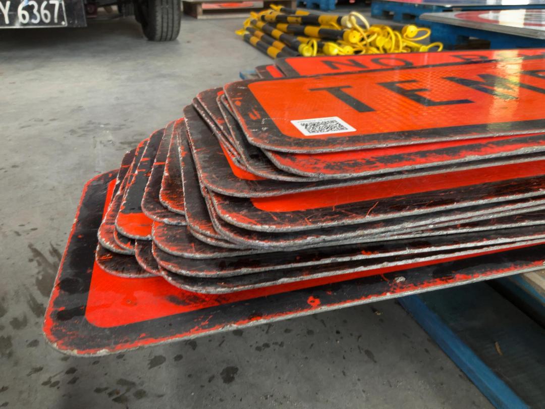 Photo '2' of 27 x Temporary Traffic Signs TEMPORARY