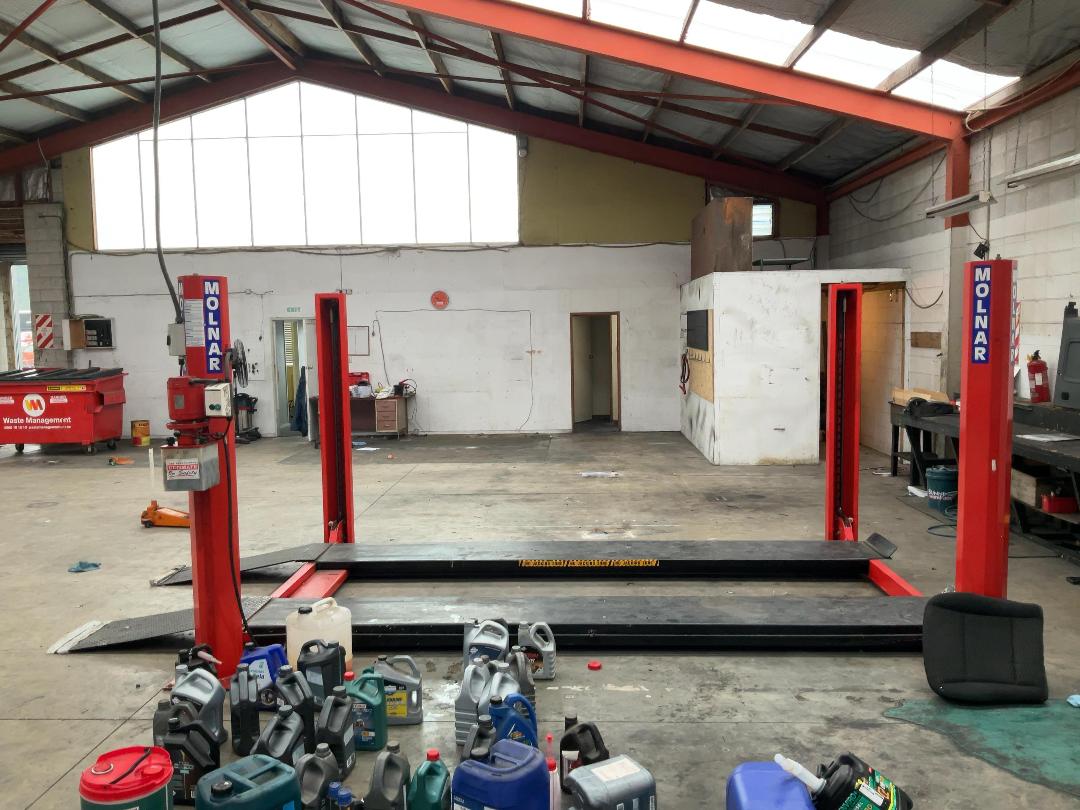 Photo '3' of Molnar 4 Post Hoist Photo '3' of Molnar 4 Post Hoist