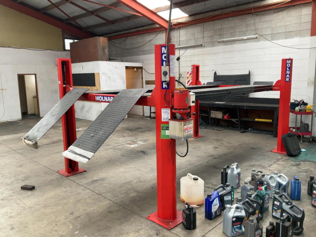 Photo '4' of Molnar 4 Post Hoist Photo '4' of Molnar 4 Post Hoist