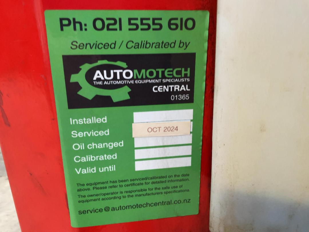 Photo '5' of Molnar 4 Post Hoist Photo '5' of Molnar 4 Post Hoist