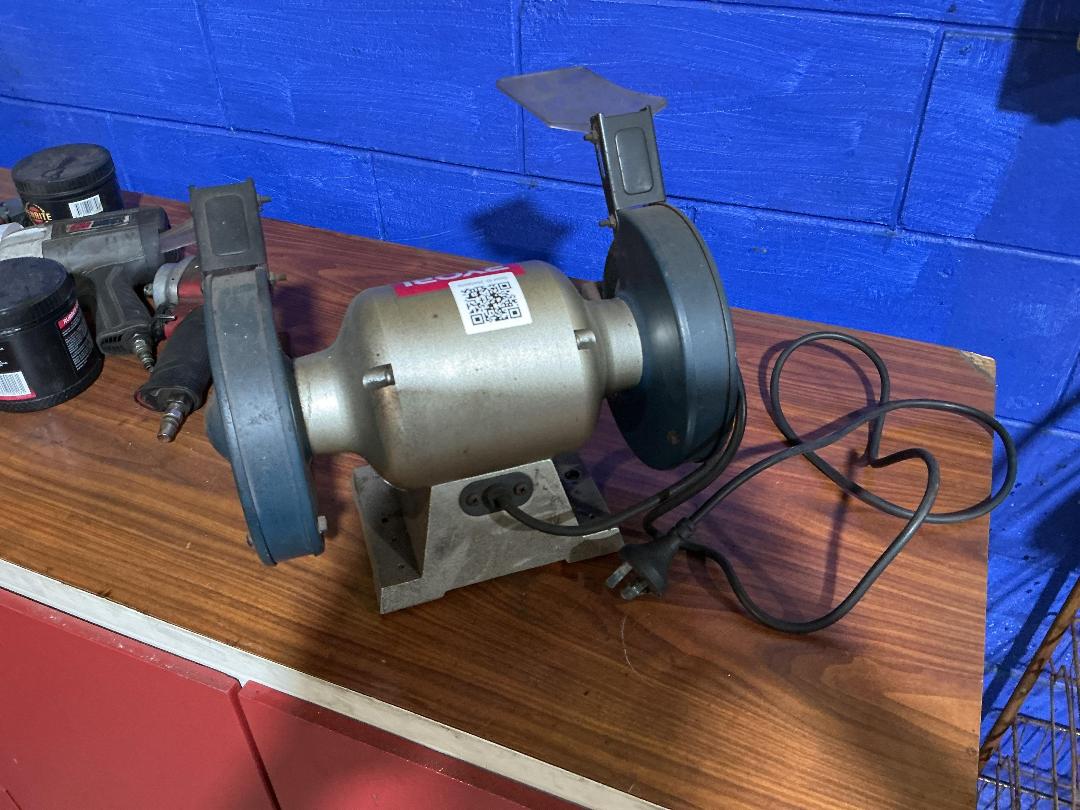 Photo '4' of Ryobi Bench Grinder