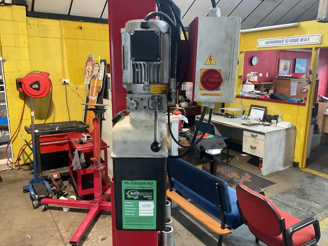 Photo '2' of 2 Post Hoist