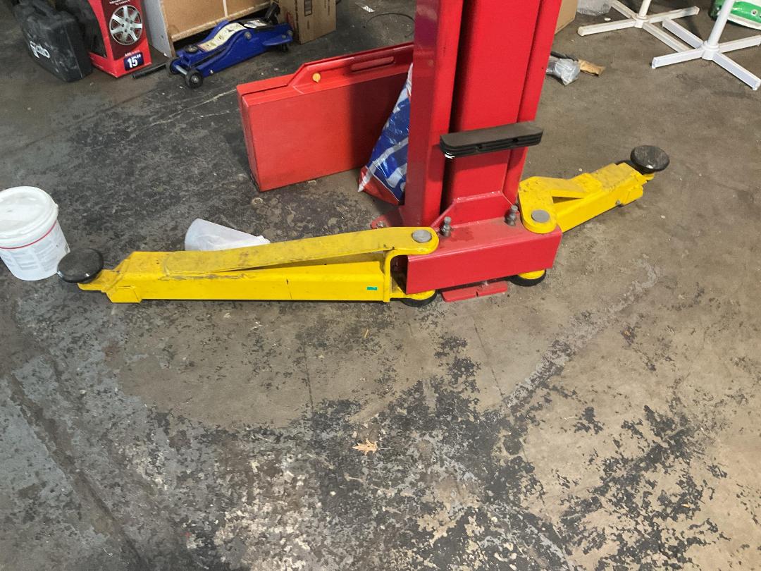 Photo '5' of 2 Post Hoist