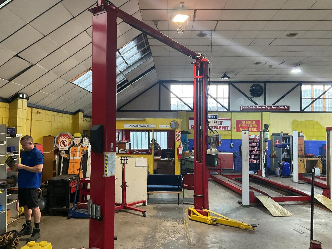 Photo '3' of 2 Post Hoist