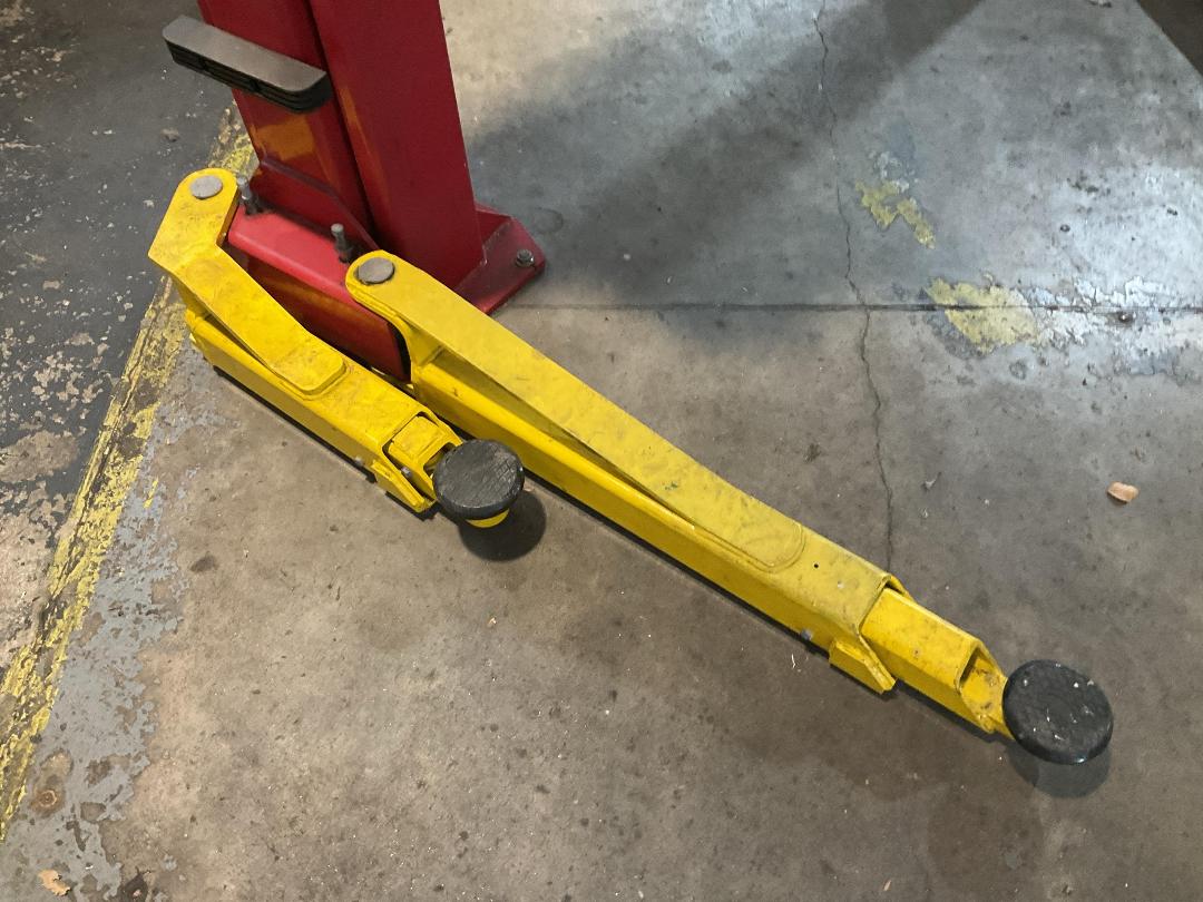 Photo '4' of 2 Post Hoist