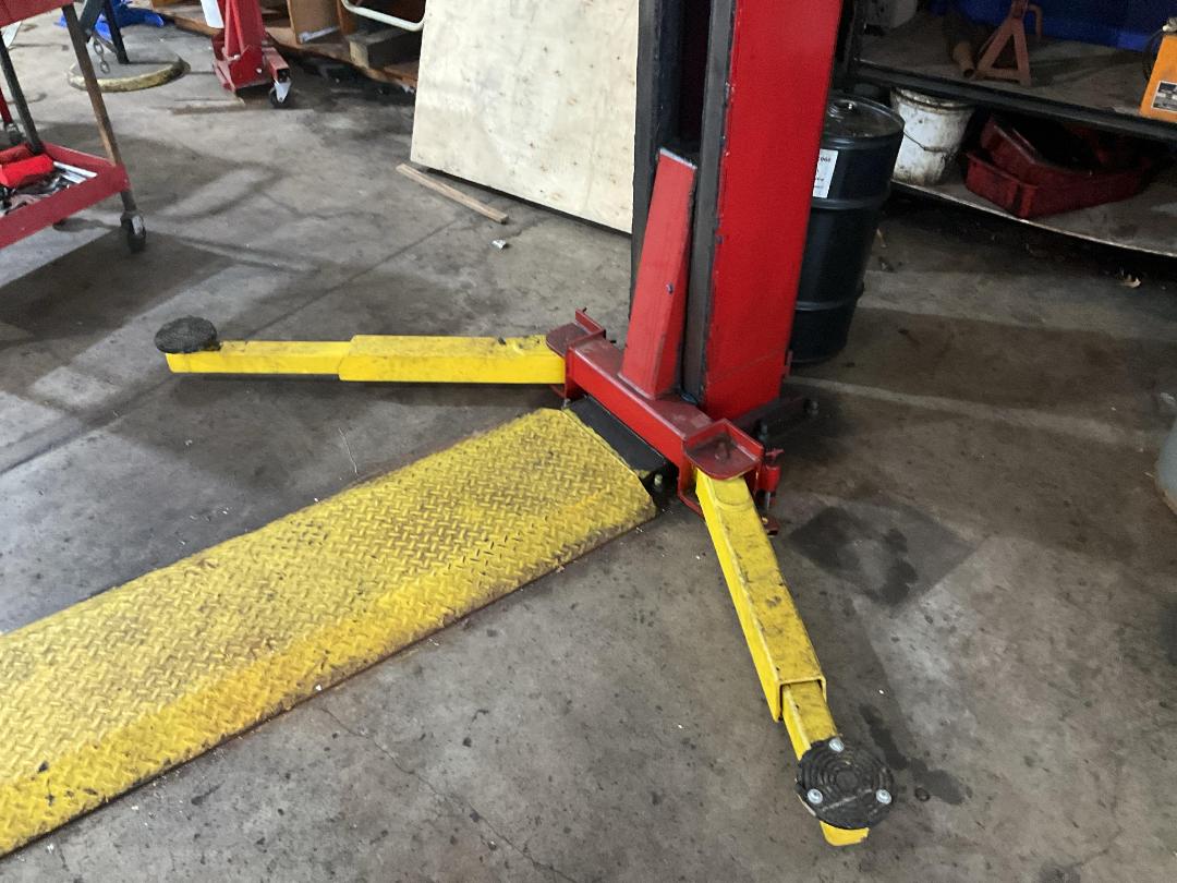 Photo '3' of Supreme 2 Post Hoist Photo '3' of Supreme 2 Post Hoist