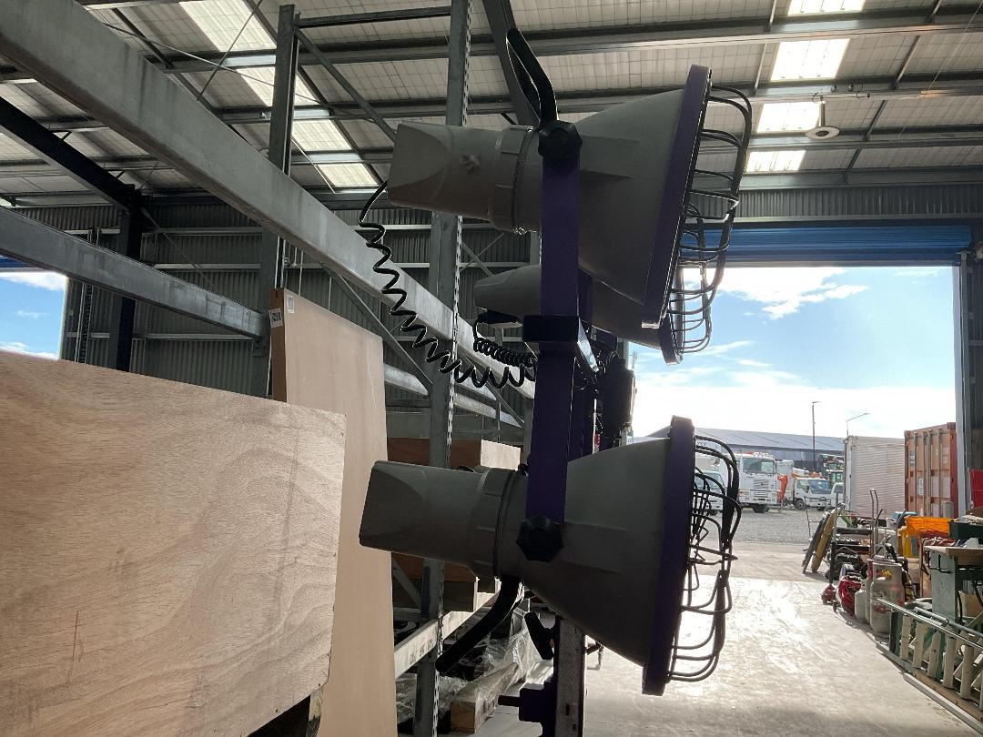 Photo '8' of Industrial Work Light or Similar on Wheels