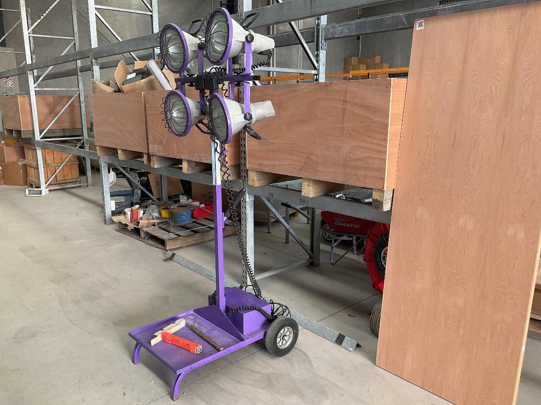 Photo '10' of Industrial Work Light or Similar on Wheels