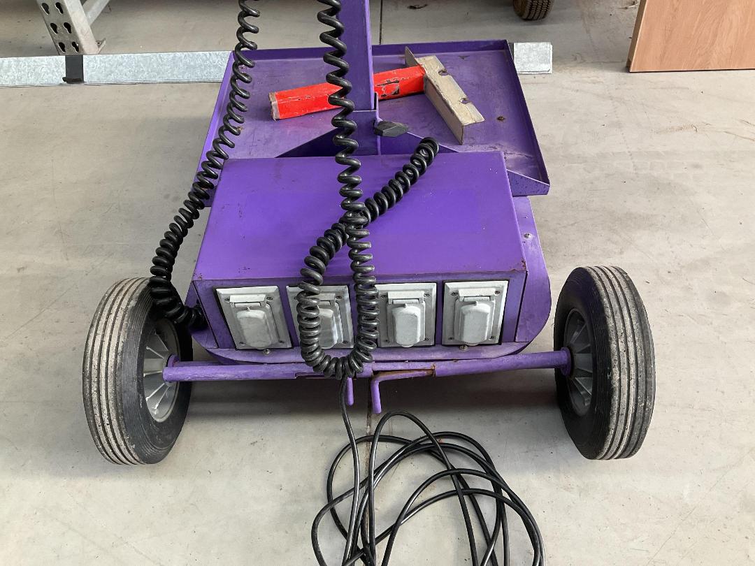 Photo '17' of Industrial Work Light or Similar on Wheels