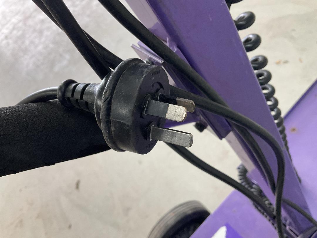 Photo '10' of Industrial Work Light or Similar on Wheels