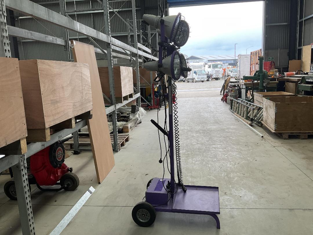 Photo '13' of Industrial Work Light or Similar on Wheels