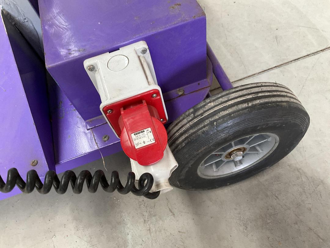 Photo '7' of Industrial Work Light or Similar on Wheels