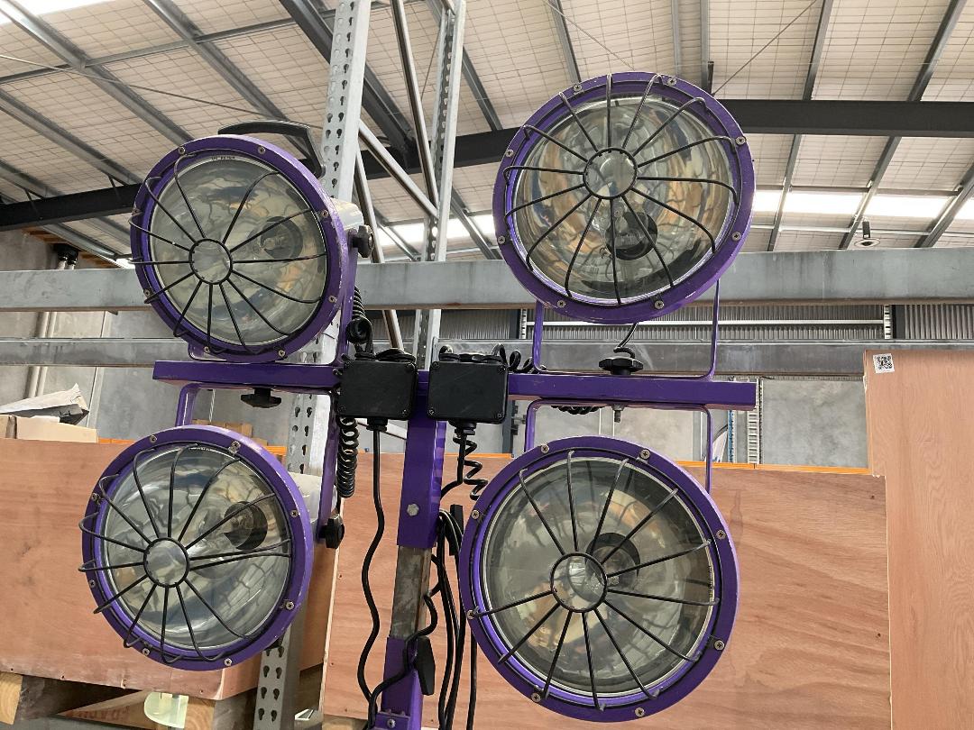 Photo '11' of Industrial Work Light or Similar on Wheels