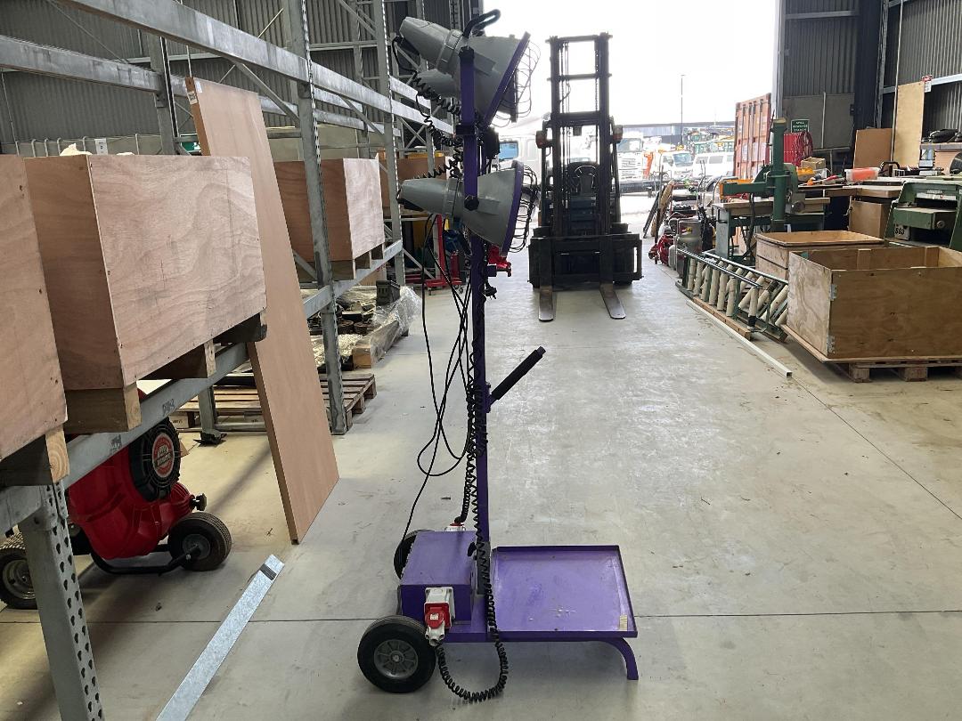 Photo '15' of Industrial Work Light or Similar on Wheels