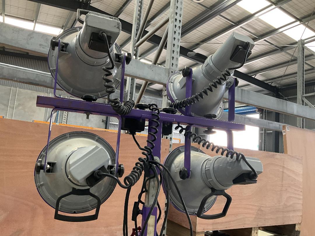 Photo '17' of Industrial Work Light or Similar on Wheels