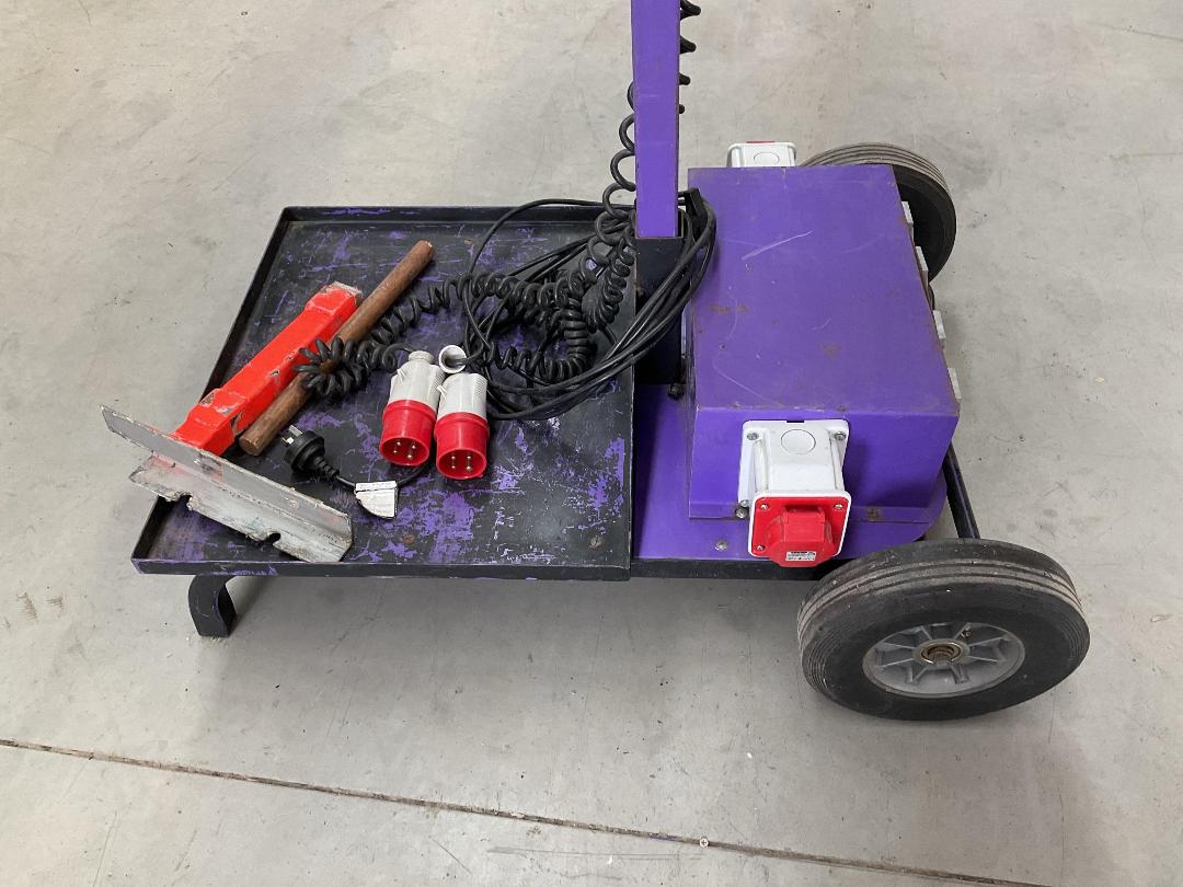 Photo '10' of Industrial Work Light or Similar on Wheels