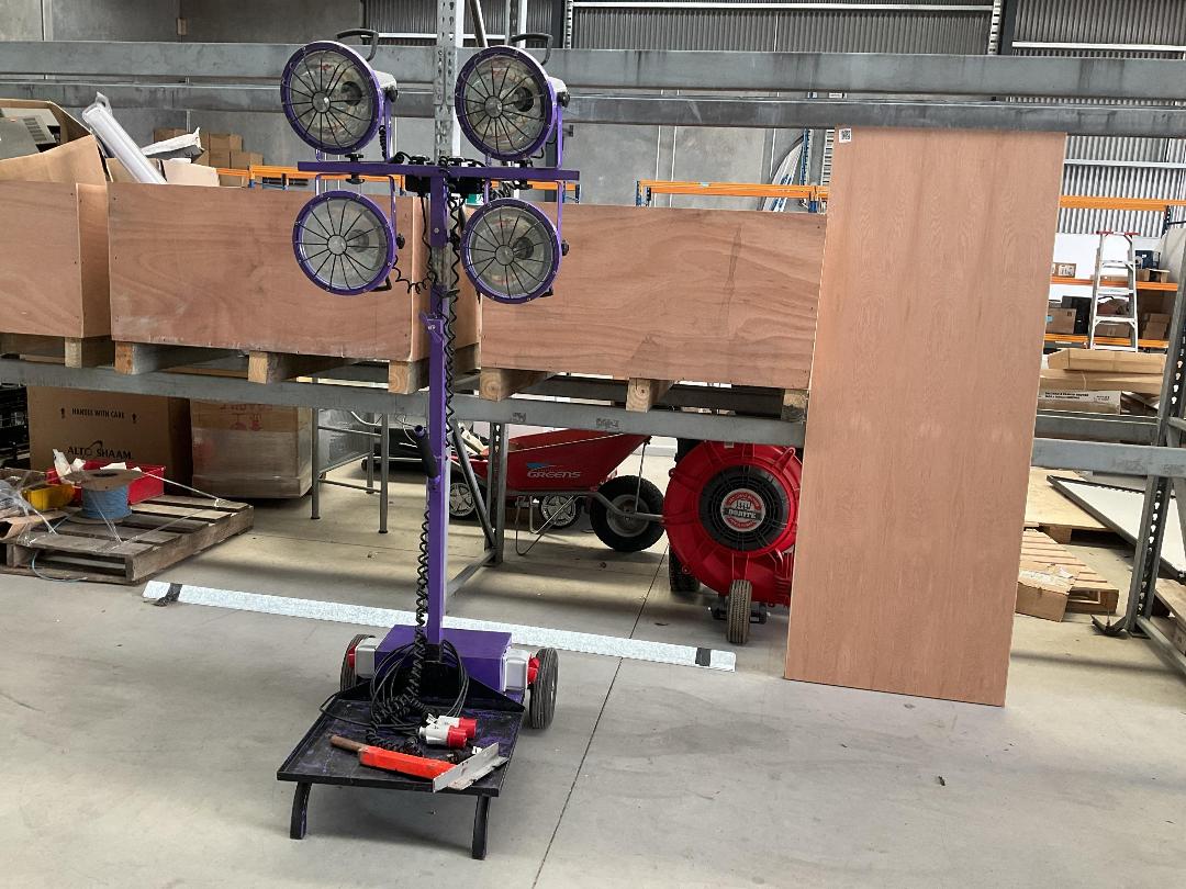 Photo '15' of Industrial Work Light or Similar on Wheels