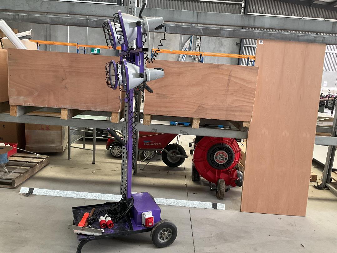 Photo '17' of Industrial Work Light or Similar on Wheels