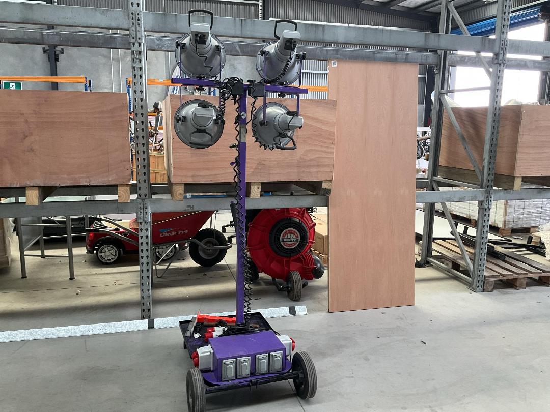 Photo '18' of Industrial Work Light or Similar on Wheels