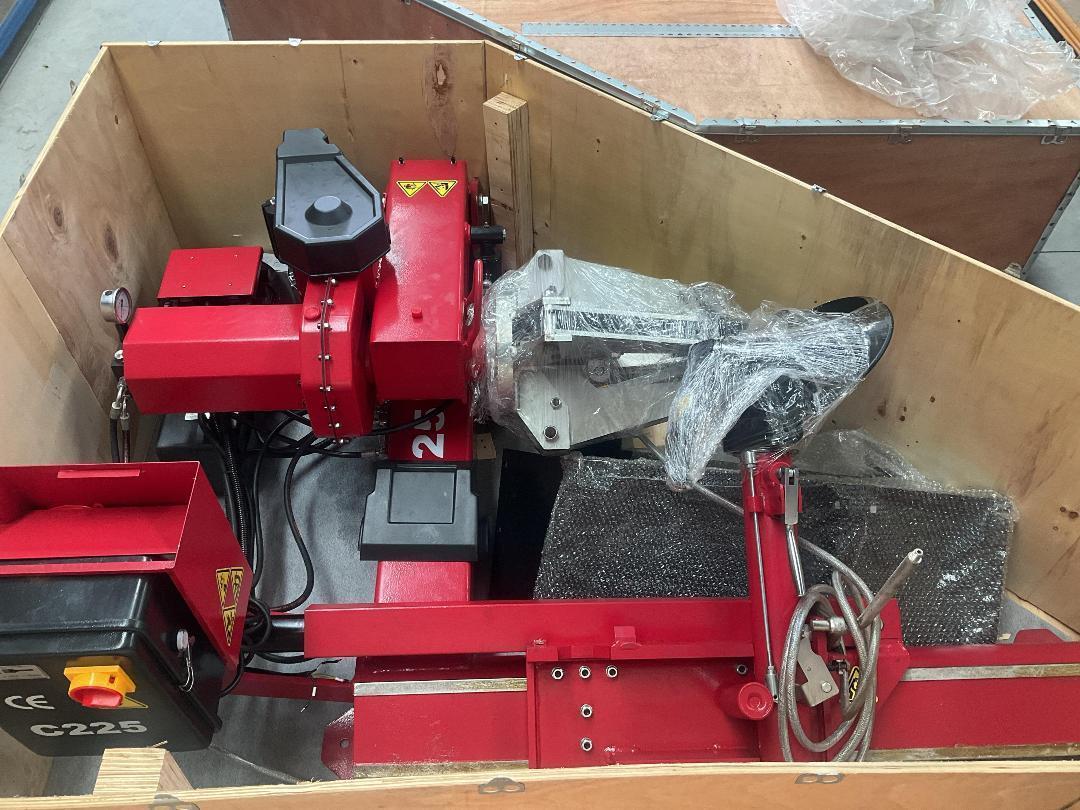 Photo '11' of Heavy Duty Truck Tyre Changer - 415V / 3 Phase *NEW*