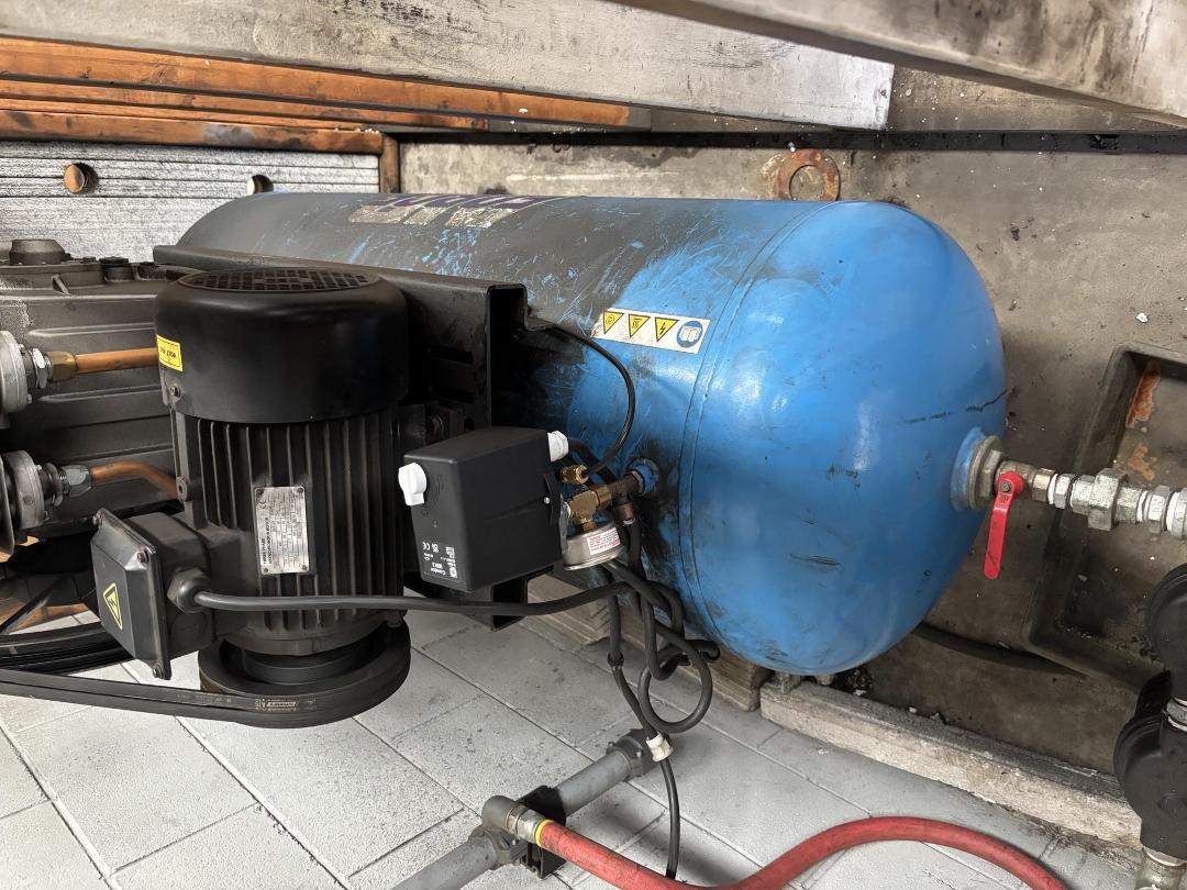 Photo '6' of Workshop Compressor