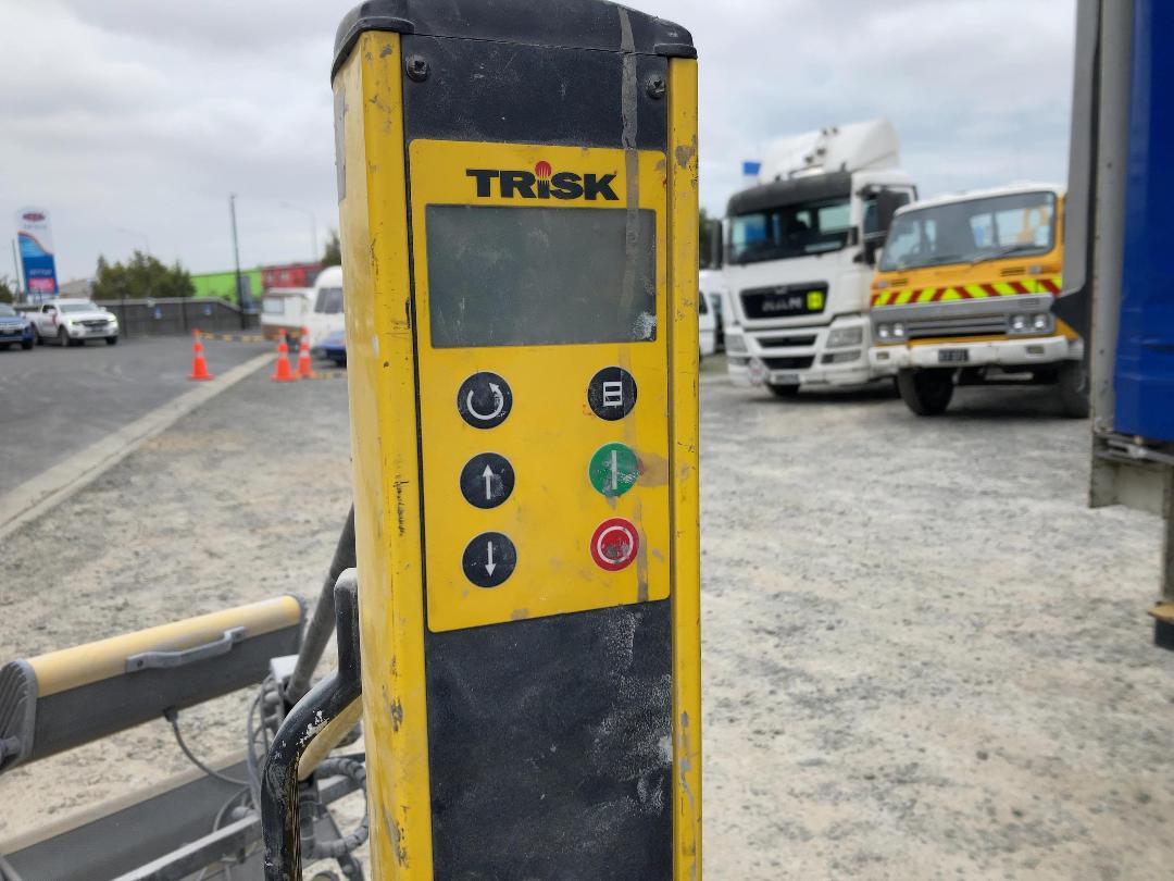 Photo '3' of TRISK - Infrared Automotive Paint Baking Lamp / Dryer Photo '3' of TRISK - Infrared Automotive Paint Baking Lamp / Dryer