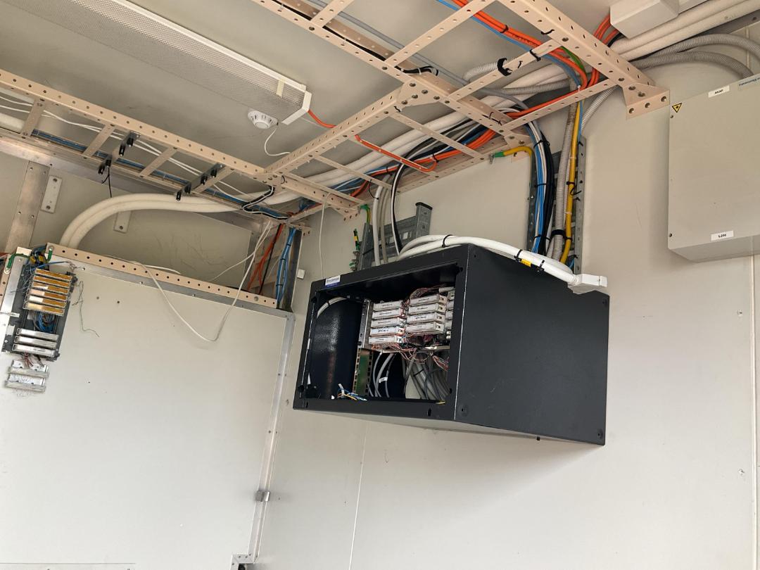 Photo '7' of Some kinda portacom Photo '7' of Some kinda portacom