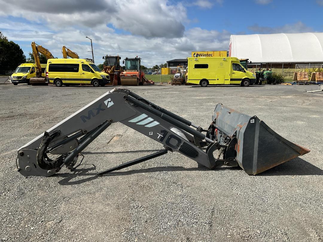 Photo '2' of FEL and bucket