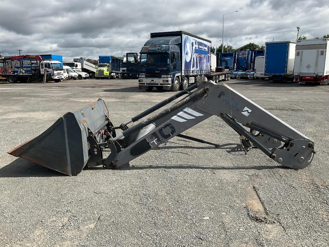 Photo '6' of FEL and bucket