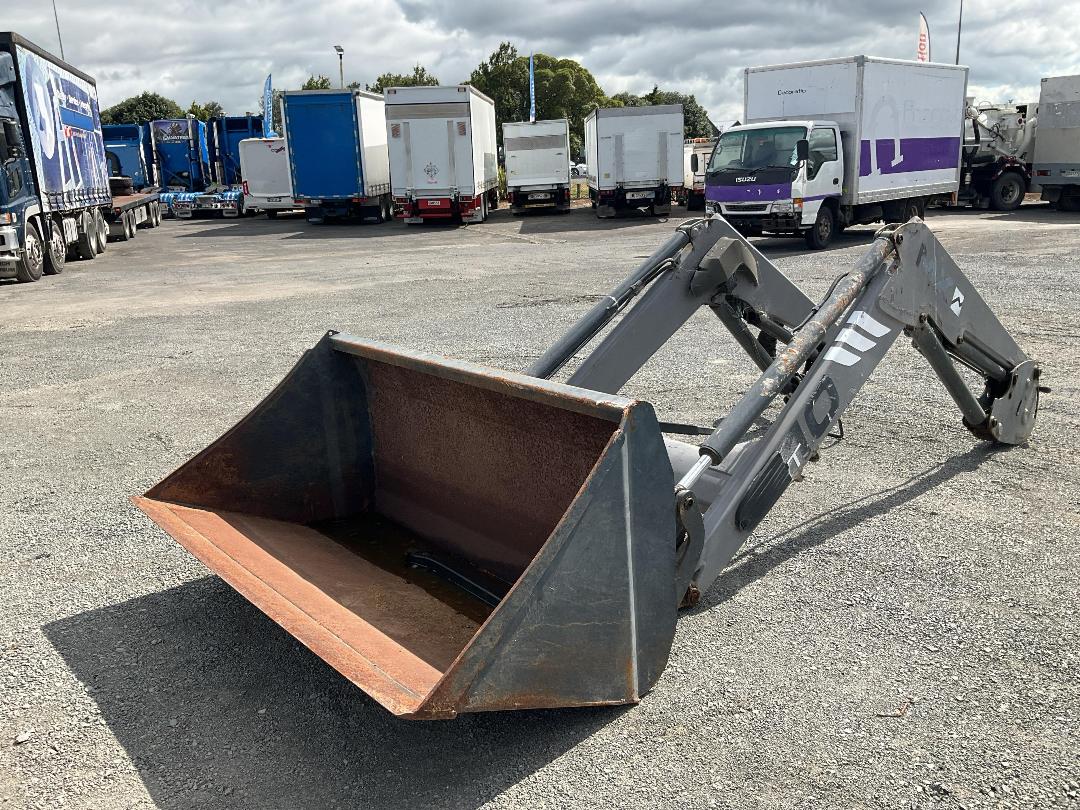 Photo '7' of FEL and bucket