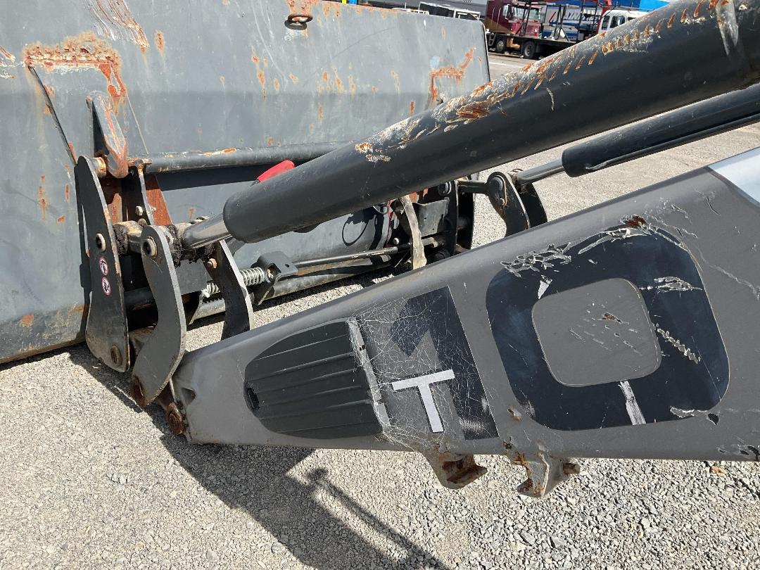 Photo '13' of FEL and bucket