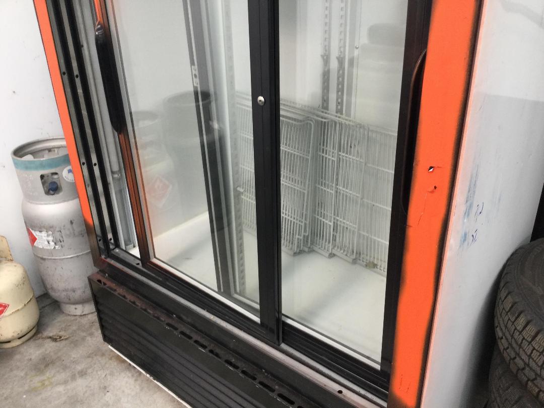 Photo '3' of Upright Beverage Fridge