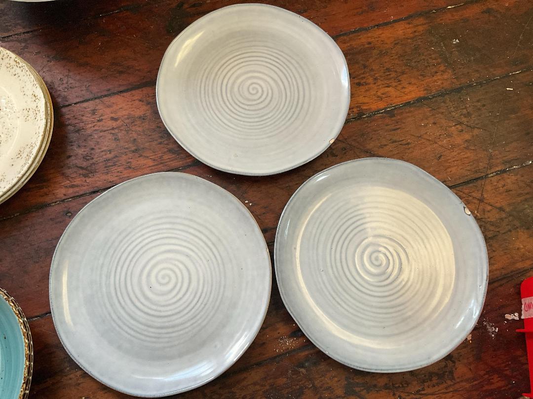 Photo '5' of Miscellaneous plates, serving platters and muffin tray