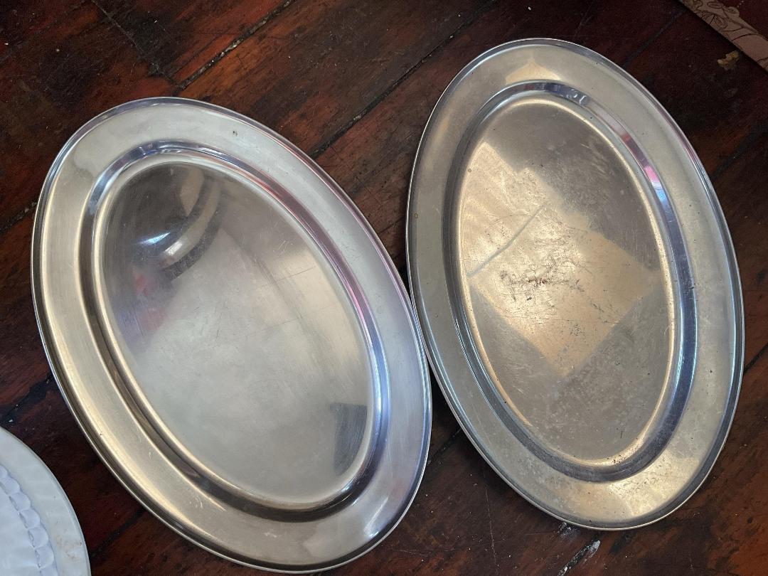 Photo '3' of Miscellaneous plates, serving platters and muffin tray