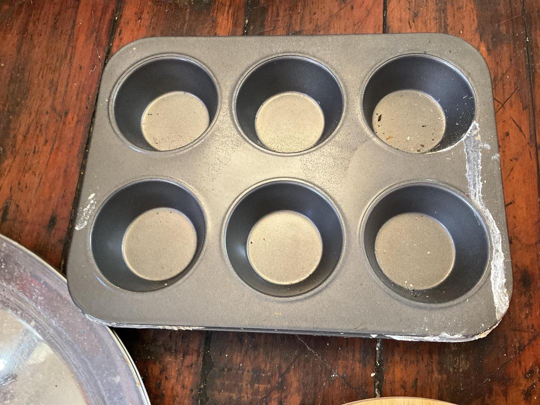 Photo '2' of Miscellaneous plates, serving platters and muffin tray