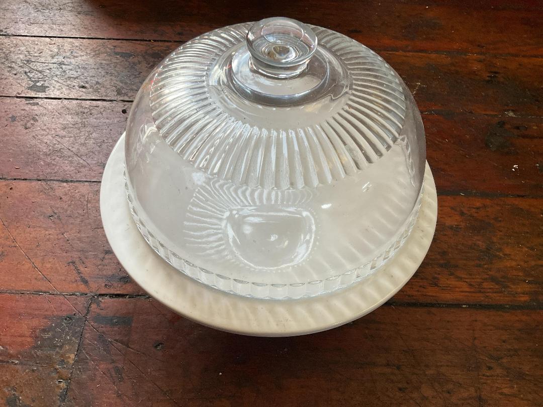 Photo '8' of Miscellaneous plates, serving platters and muffin tray