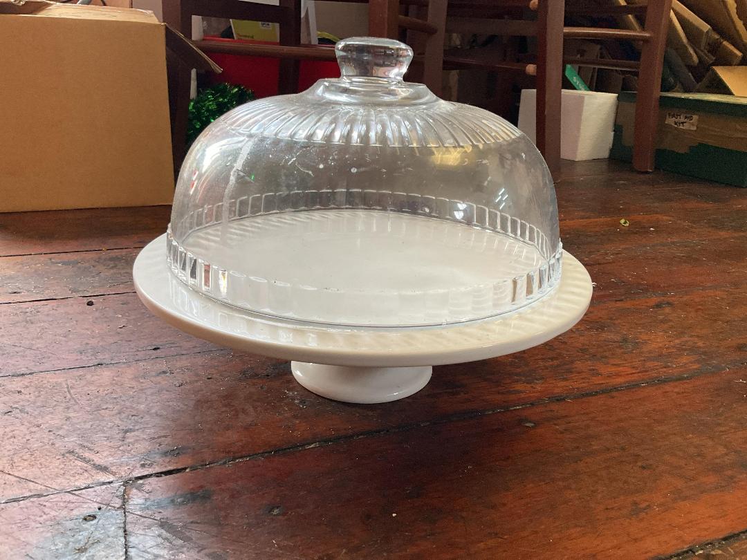 Photo '9' of Miscellaneous plates, serving platters and muffin tray