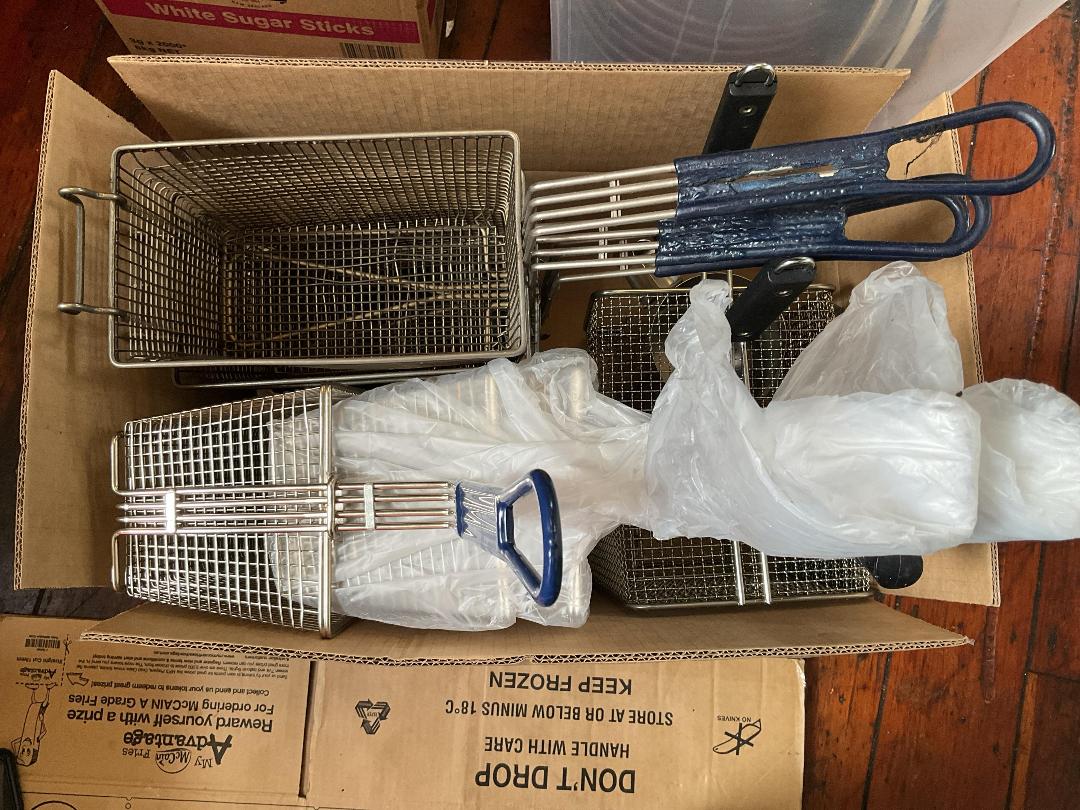 Photo '2' of Box of Fry baskets and miscellaneous cookware