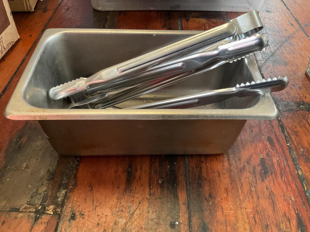 Photo '8' of Box of Fry baskets and miscellaneous cookware