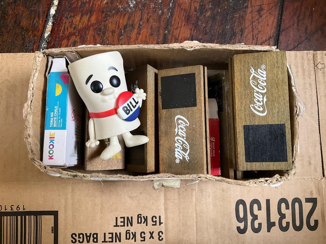 Photo '6' of Box of miscellaneous display and serving items