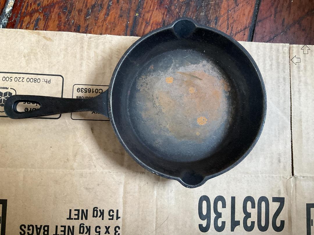 Photo '8' of Box of miscellaneous display and serving items