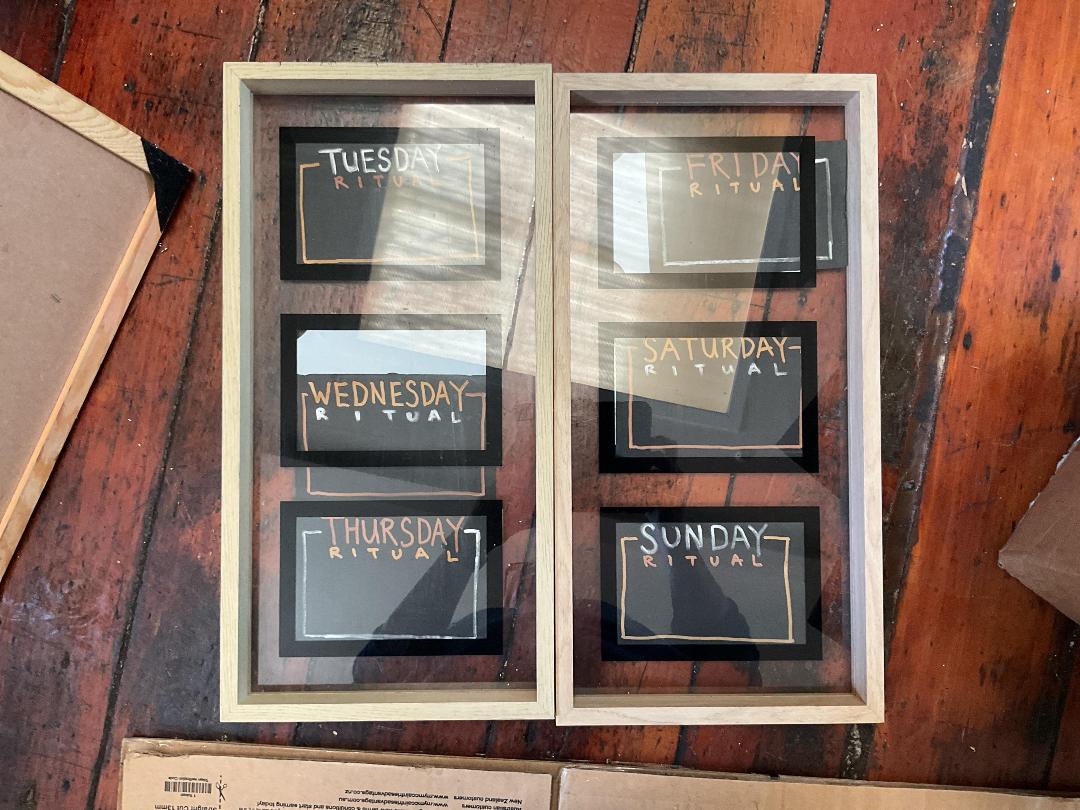 Photo '3' of Various display items