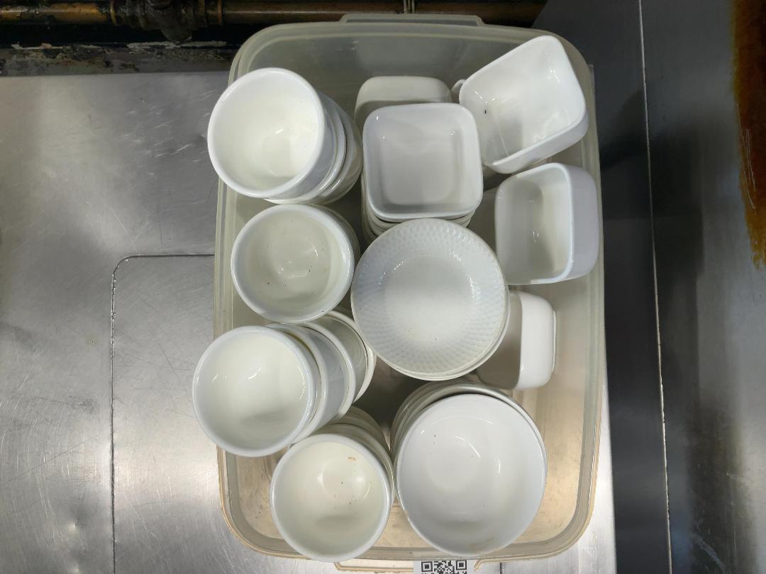 Photo '4' of Container of miscellaneous small ceramic bowls