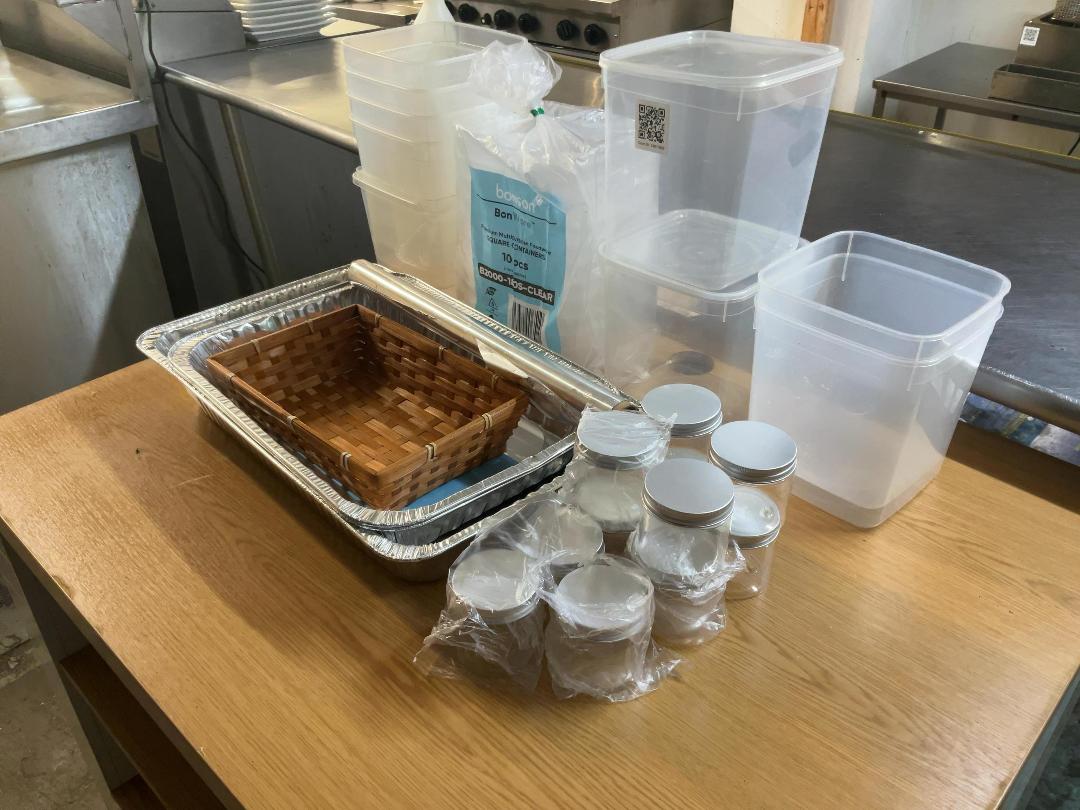 Photo '2' of Miscellanous containers and trays