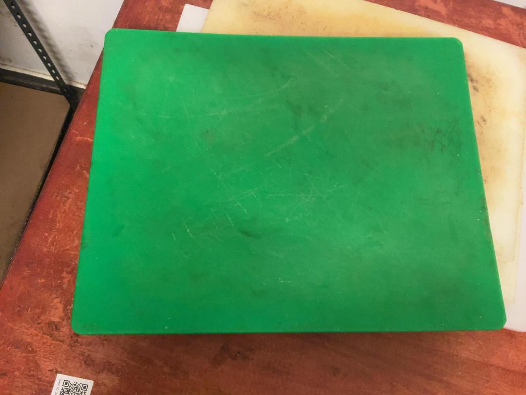 Photo '2' of 4 x thick Plastic/resin chopping boards