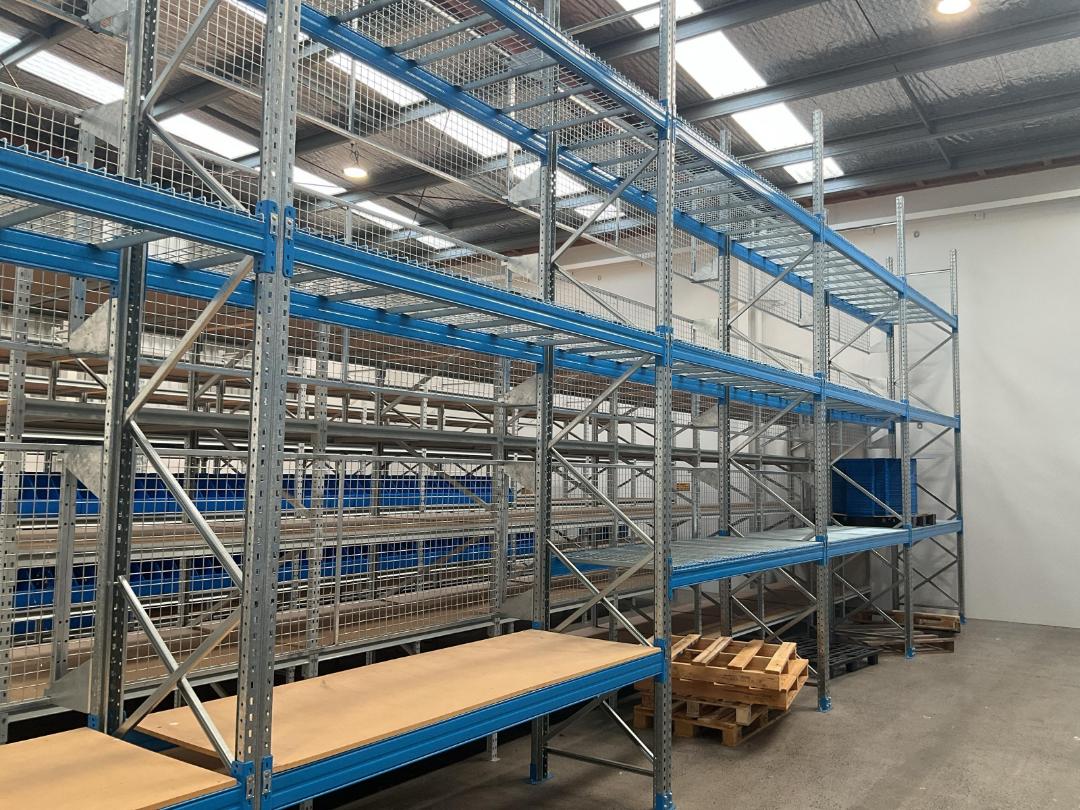 Photo '3' of Silver & Blue Pallet Racking
